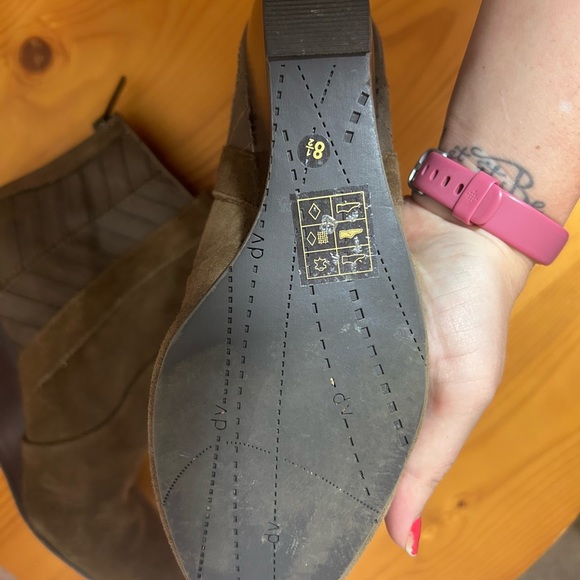 Dolce Vita Sz 8.5 Ankle Boots Wedge Bootie Tan Taupe Brown Suede High Heel boho - Picture 8 of 8